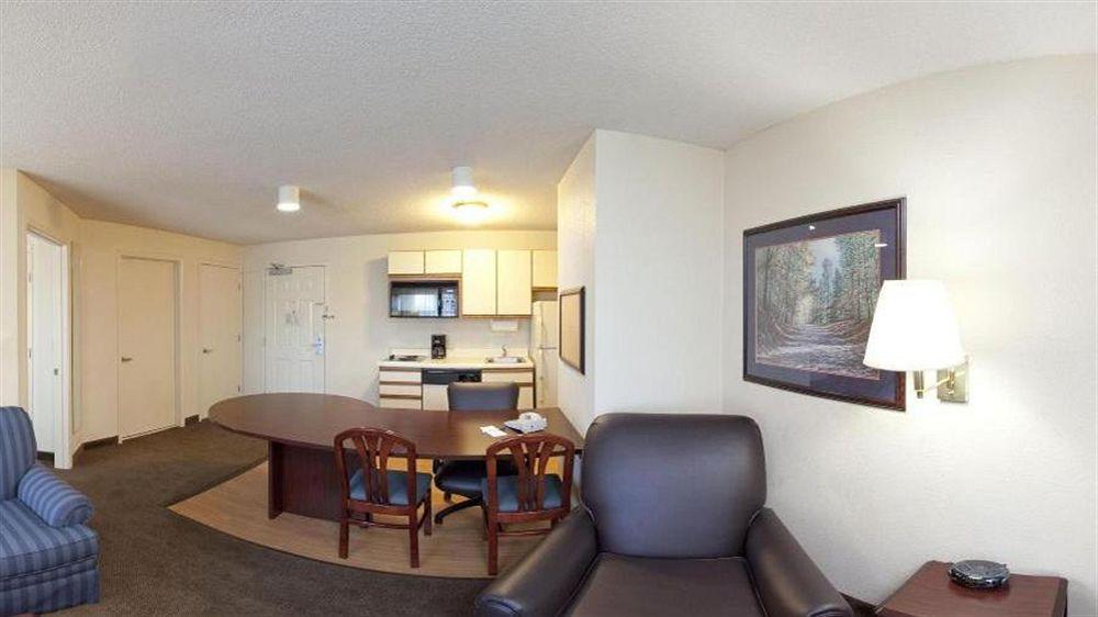 Sonesta Simply Suites Wichita Airport Exterior photo