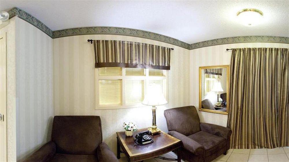 Sonesta Simply Suites Wichita Airport Exterior photo