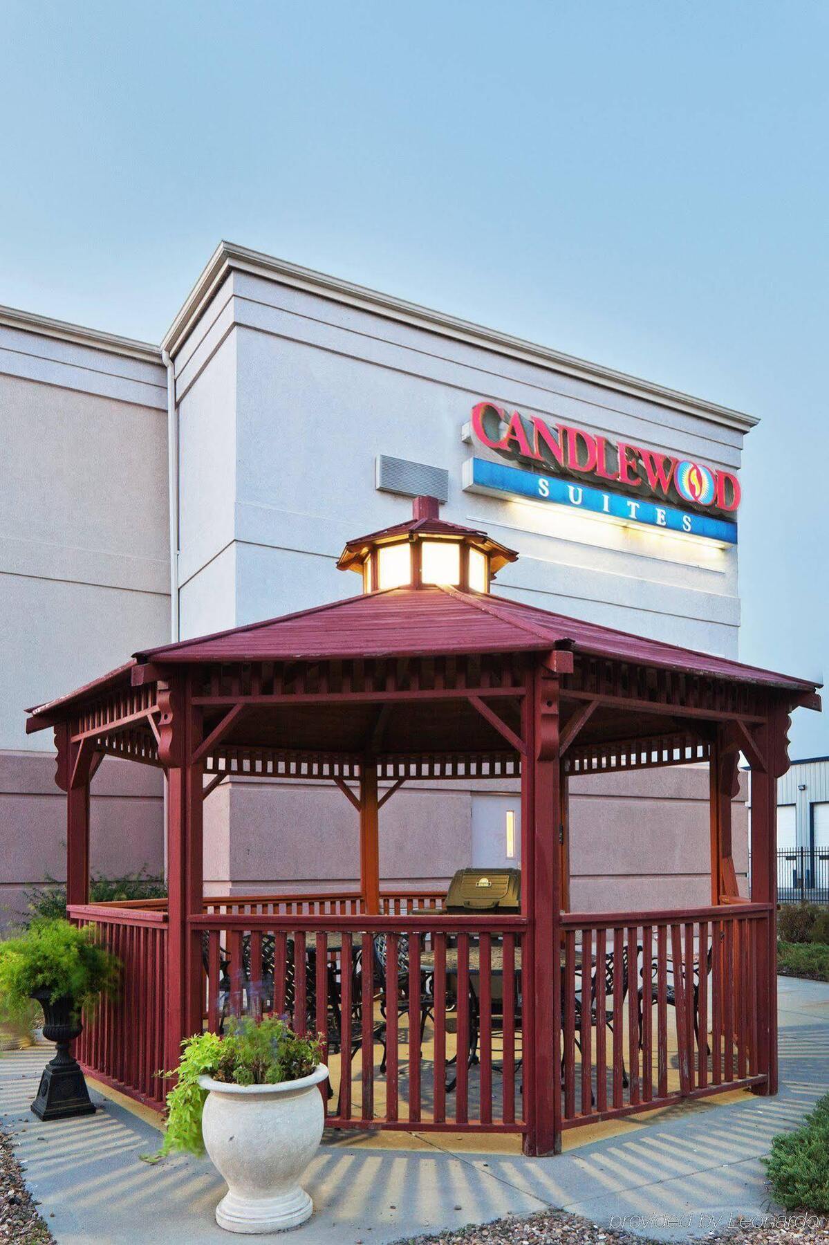 Sonesta Simply Suites Wichita Airport Exterior photo