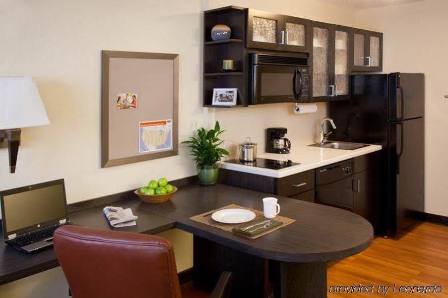 Sonesta Simply Suites Wichita Airport Exterior photo